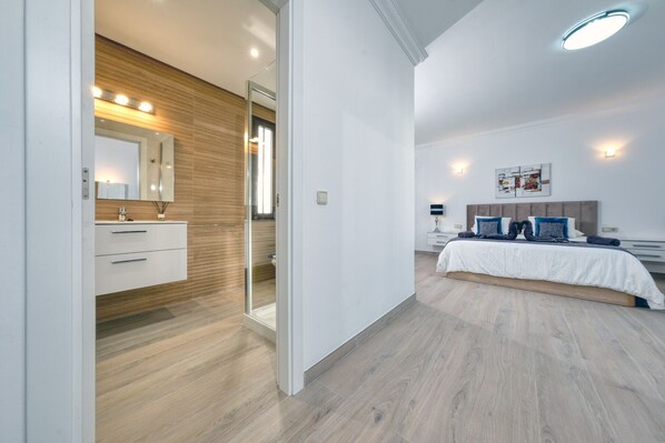 5 chambres, coffres-forts dans les chambres, bureau