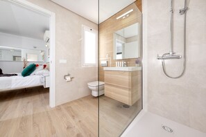 Dusche, Haartrockner, Handtücher, Seife