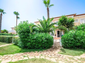 Property grounds - Beautiful apartment in villa for 4 guests with WIFI, A/C, pool, TV and terrace (Calpe)