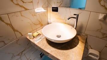 Dusche, Haartrockner, Handtücher, Seife