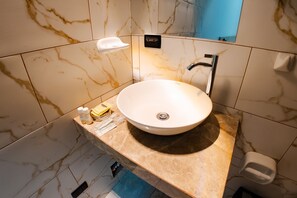 Een douche, een haardroger, handdoeken, zeep