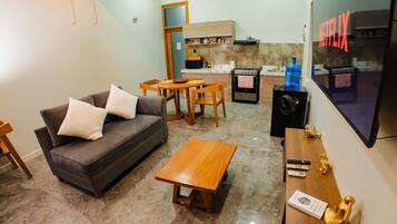 Una Smart TV, libros, un reproductor estéreo