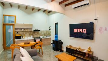 Smart-TV, Bücher, Stereoanlage