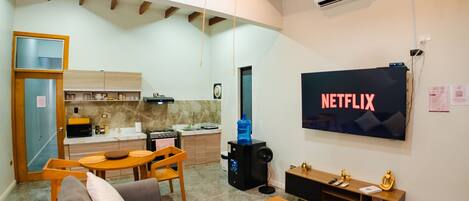 Smart-TV, Bücher, Stereoanlage