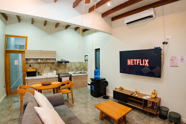 Een smart-tv, boeken en een stereo