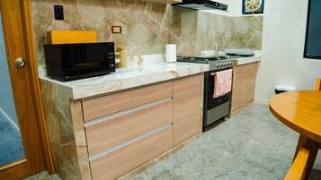 Frigorifero, microonde, forno, bollitore elettrico