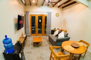 Een smart-tv, boeken en een stereo