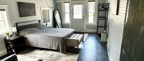 3 bedrooms, desk, iron/ironing board, free WiFi