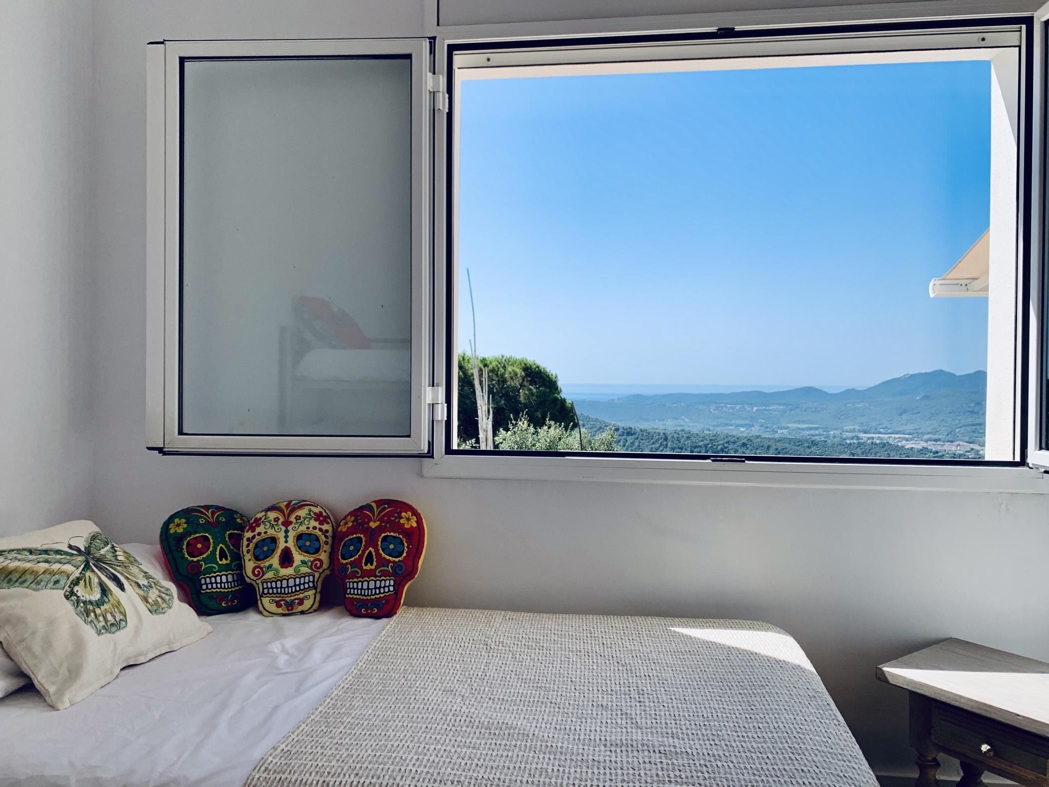 3 bedrooms, iron/ironing board, internet, bed sheets