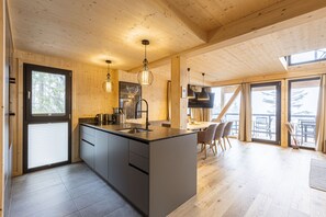 ثلاجة، ميكروويف، فرن، غسالة أطباق