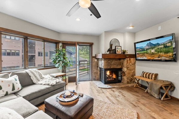 TV, fireplace