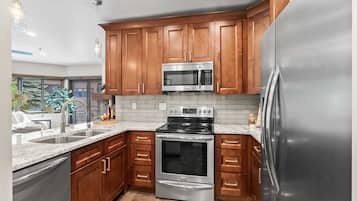 ثلاجة، ميكروويف، فرن، موقد طهي مسطح