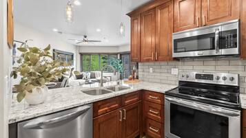 ثلاجة، ميكروويف، فرن، موقد طهي مسطح