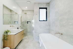 Shower, hair dryer, towels - Packham Enclave No.2 (Box Hill North)