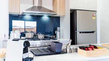 Een koelkast, een magnetron, een oven, een kookplaat