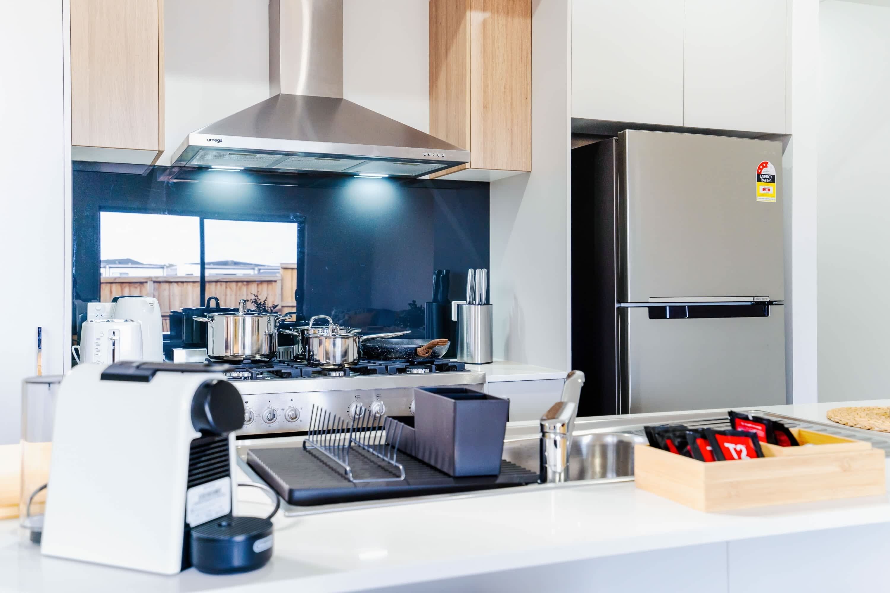 Kühlschrank, Mikrowelle, Ofen, Herdplatte