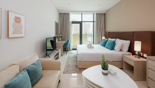 Iron/ironing board, free WiFi - Relax in Comfort: Palm Studio w/ Beach Access (Dubai)