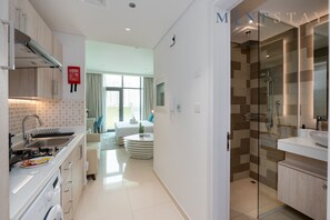 Shower, hair dryer, towels - Relax in Comfort: Palm Studio w/ Beach Access (Dubai)