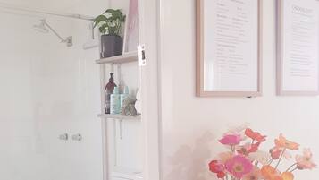 Regadera, secadora de cabello, toallas, jabón