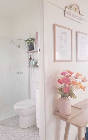 Dusche, Haartrockner, Handtücher, Seife