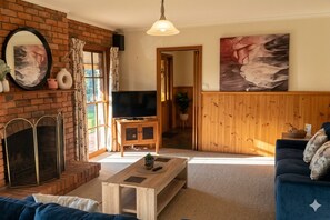 Smart TV, chimenea, monitor de computadora