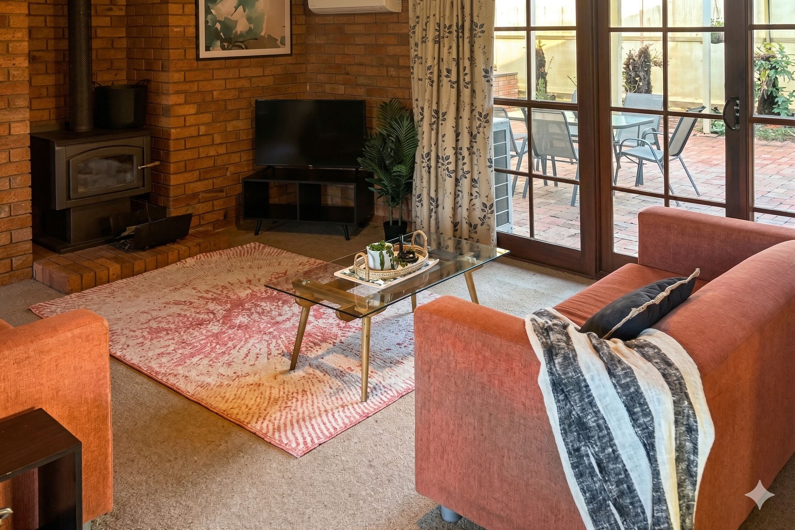 Smart TV, fireplace, computer monitors