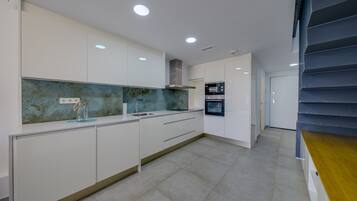 Frigorífico, microondas, horno y placa de cocina