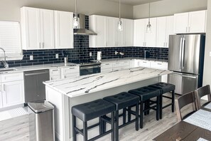 Kühlschrank, Mikrowelle, Geschirrspüler