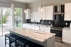 Geladeira, micro-ondas, lava-louças, cafeteira/chaleira