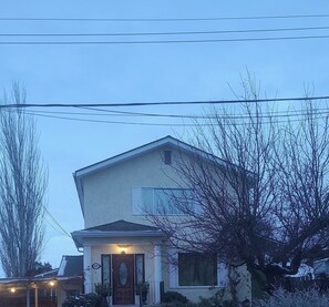 Exterior - Cozy suite with private entrance, 5 minutes from downtown. (Vernon)