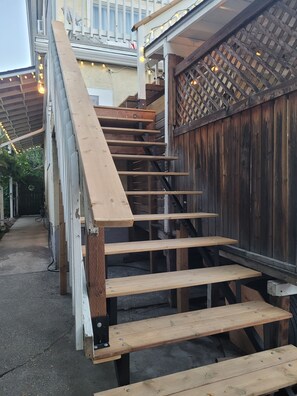 Property grounds - Cozy suite with private entrance, 5 minutes from downtown. (Vernon)