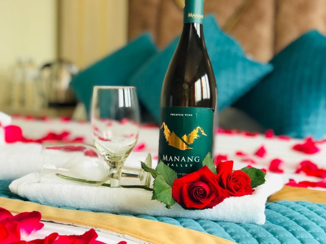 Deluxe Suite, 1 Bedroom, Air conditioning, Mountain View | Soundproofing, free WiFi, bed sheets