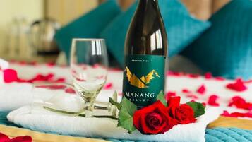 Deluxe Suite, 1 Bedroom, Air conditioning, Mountain View | Soundproofing, free WiFi, bed sheets