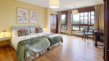 5 bedrooms, iron/ironing board, free WiFi, bed sheets