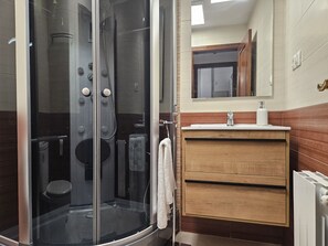 Shower, hair dryer, towels