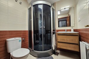 Shower, hair dryer, towels - 21A03 Atico moderno Cabañaquinta (Cabañaquinta)