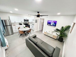 Interior - Central, Cute & Cosy 1Br 1Bath Apt in Lake Ridge (Fort Lauderdale)