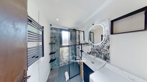 Een douche, een haardroger, handdoeken, zeep