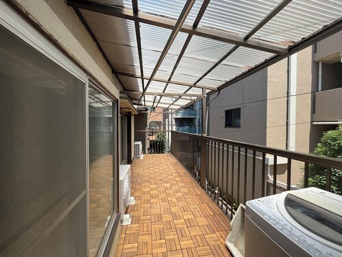 Bunkyo-ku, Tokyo, a 13-minute walk from Sugamo Station on the Yamanote Line and a 6-minute walk from Sengoku Station on the Toei Mita Line.
