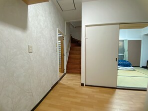 Interior - Bunkyo-ku, Tokyo, a 13-minute walk from Sugamo Station on the Yamanote Line and a 6-minute walk from Sengoku Station on the Toei Mita Line. (文京区)