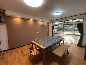 Dining - Bunkyo-ku, Tokyo, a 13-minute walk from Sugamo Station on the Yamanote Line and a 6-minute walk from Sengoku Station on the Toei Mita Line. (文京区)