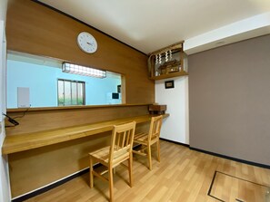 Dining - Bunkyo-ku, Tokyo, a 13-minute walk from Sugamo Station on the Yamanote Line and a 6-minute walk from Sengoku Station on the Toei Mita Line. (文京区)