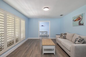 TV - Gorgeous Ranch Style Pool Home on One Acre Lot (Fort Myers)