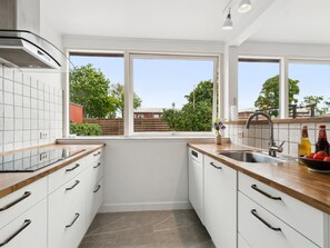 ثلاجة، ميكروويف، فرن، غسالة أطباق