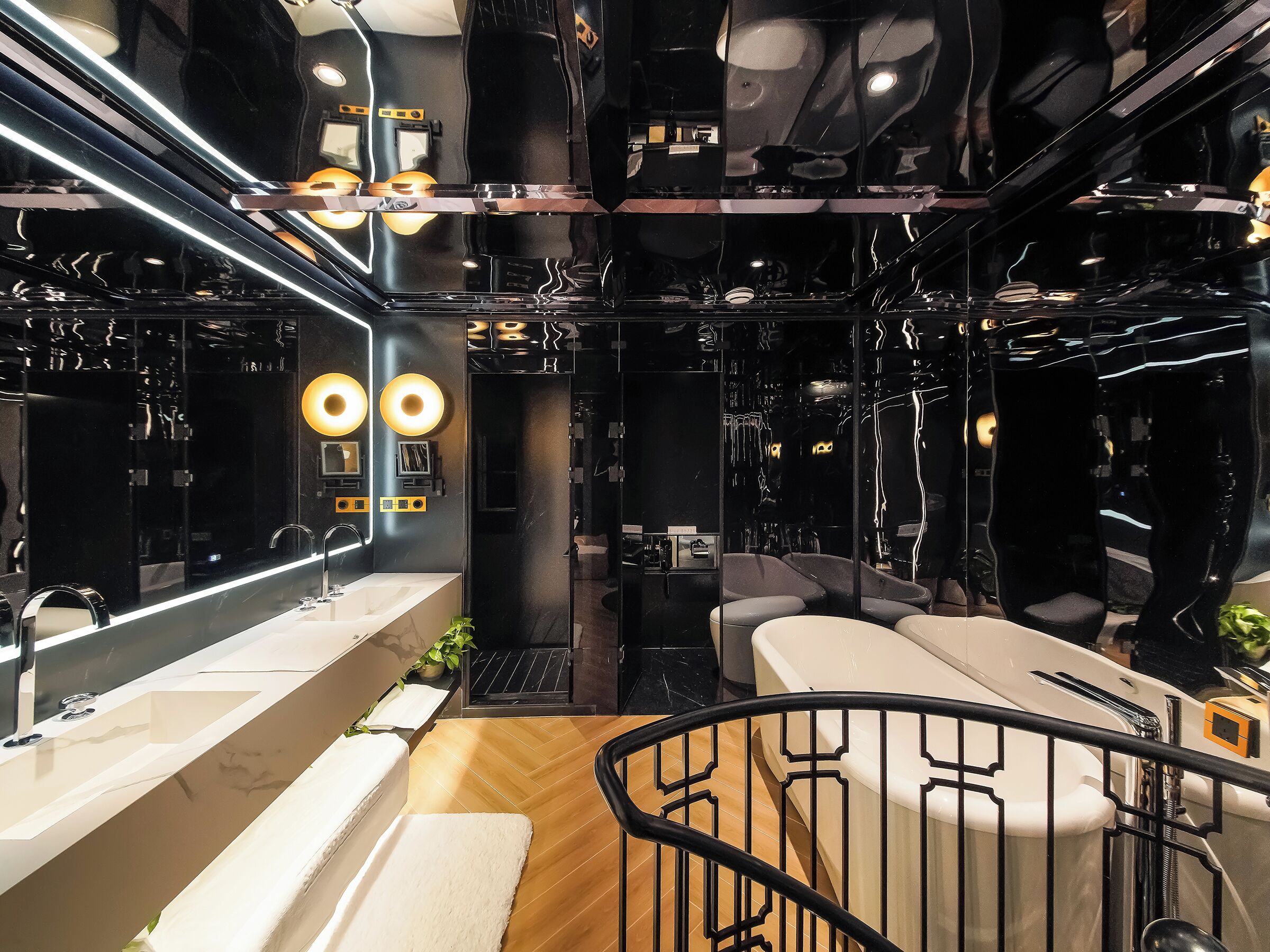 Une salle de bain luxueuse dotée d’un grand miroir, d’accessoires modernes et d’un coin salon.