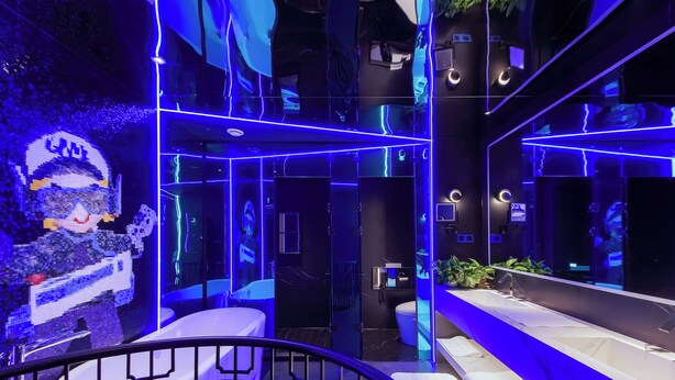 A modern bathroom with a glass enclosure, a sink, and a mirror. - Space Design Hotel (Dalian)