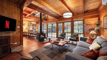 TV, peis, stereoanlegg og kontorer