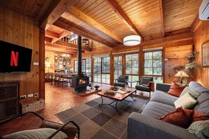 Télévision, cheminée, chaîne hi-fi, espaces bureaux