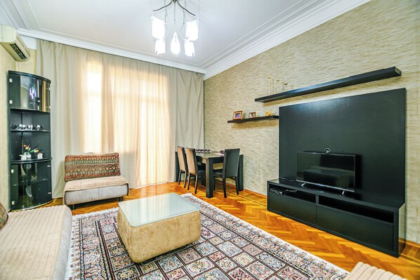 Deluxe Apartment, Balcony, City View | Living room - Luxury Apartment with Flame Tower View (Baku)