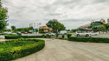 Deluxe-Apartment, Balkon, Stadtblick | 1 Schlafzimmer, schallisolierte Zimmer, Bügeleisen/Bügelbrett